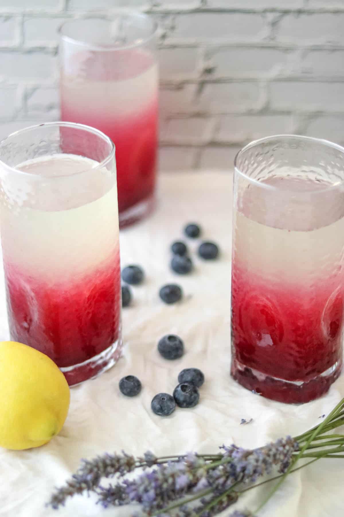 sprigs of lavender next to glasses of lemonade